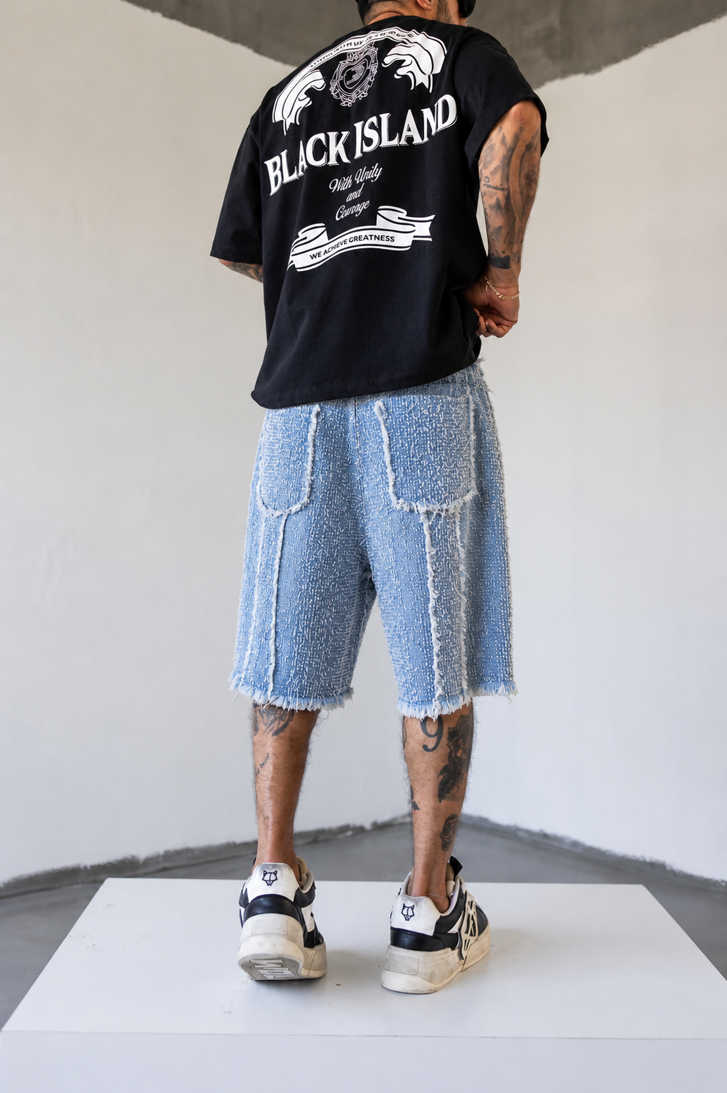 UVA SHORT ON BLUE